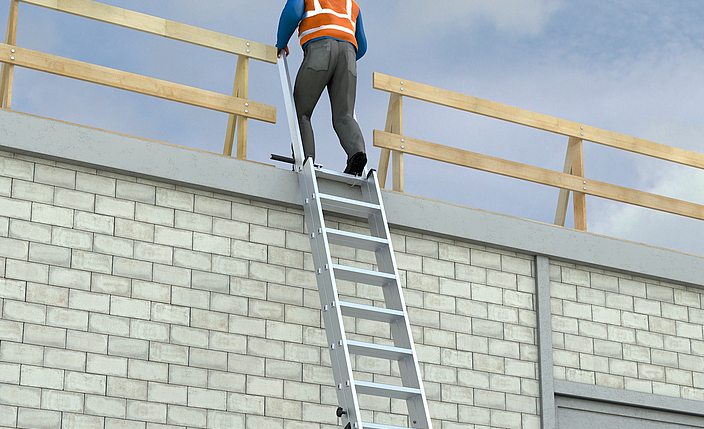Ein Bauarbeiter beim Aufstieg auf einer Stufen-Schiebeleiter
