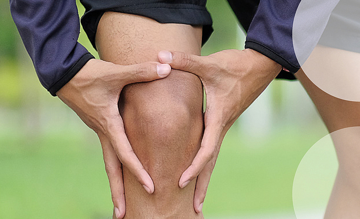 Das Titelbild des Flyers "Das Kniekolleg" zeigt ein Knie, welches von zwei Händen umspannt wird.
