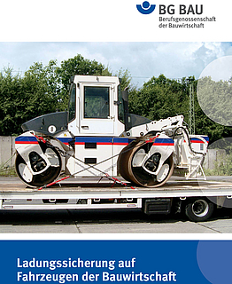 Titelbild der Broschüre: Ladungssicherung auf Fahrzeugen der Bauwirtschaft.

