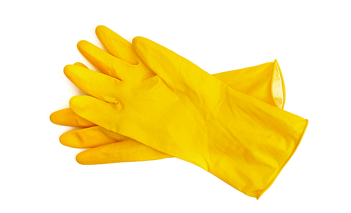 Gelbe Gummihandschuhe für Reinigungsarbeiten.
