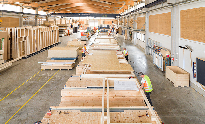 Werkhalle der Firma SCHLOSSER mit Vormontage von Fertigteilen für Holzbau. 
