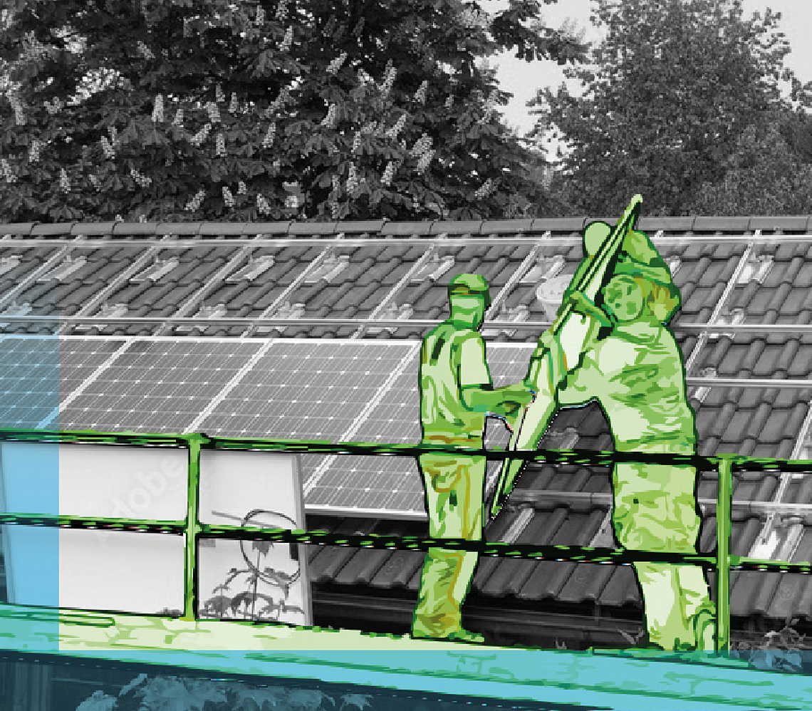 Drei Männer montieren eine Photovoltaik-Anlage auf einem Dach. 
