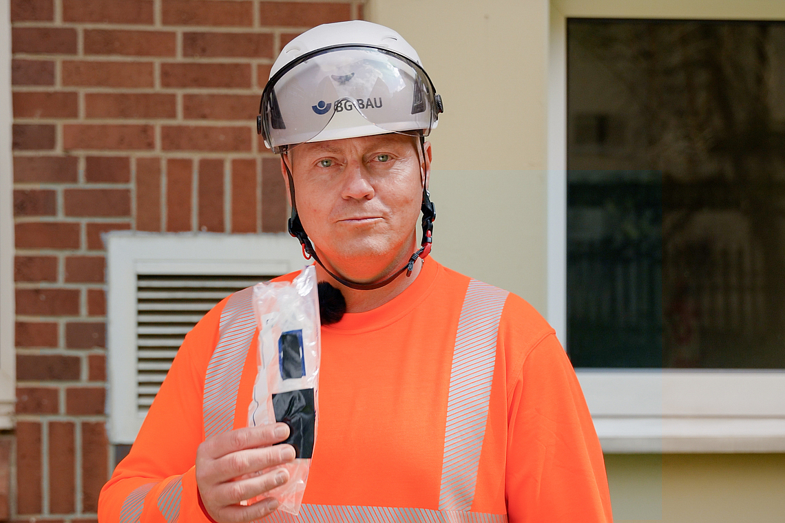 Person hält verpackte Probe, um sie an akkreditiertes Labor zu senden. 