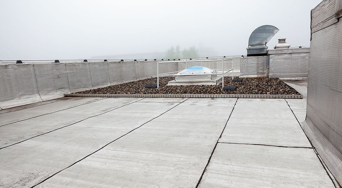 Es befindet sich eine Absturzsicherung an einem Oberlicht. 