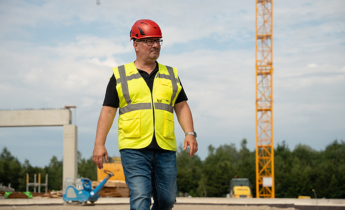 Lothar Huber läuft über eine Baustelle.