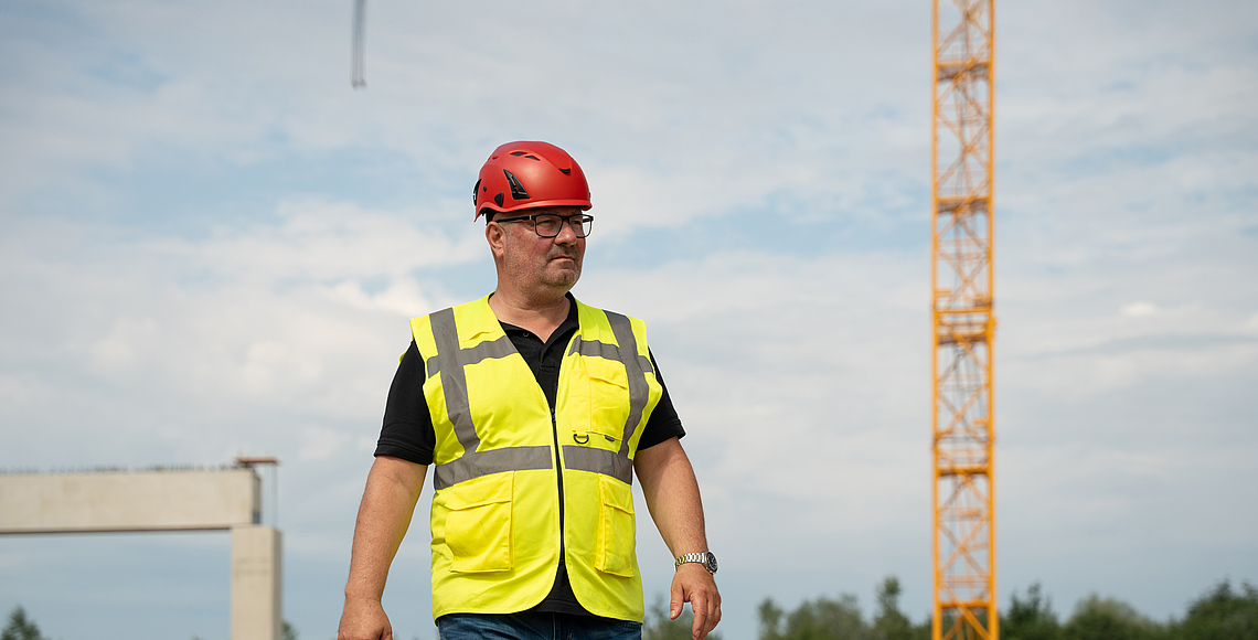Lothar Huber läuft über eine Baustelle. 