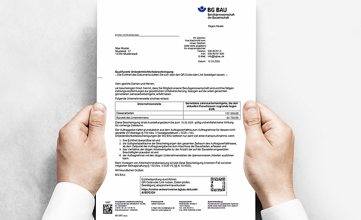 Hände halten das BG BAU Dokument Unbedenklichkeitsbescheinigung. 