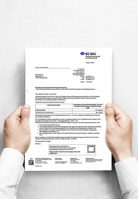 Hände halten das BG BAU Dokument Unbedenklichkeitsbescheinigung. 