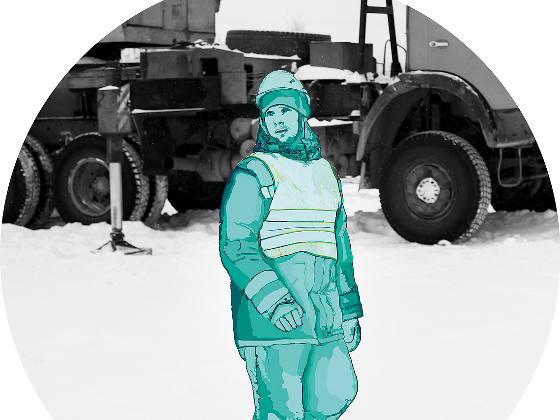 Illustration eines Bauarbeiters, der mit Schutzhelm und Warnweste im Schnee vor einem Lkw-Kran  steht.
