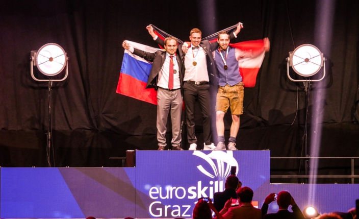 Siegerehrung im Rahme. der EuroSkills 2021, der Europameisterschaft
der Berufe. Fliesenleger Yannic
Schlachter aus Albbruck in Baden-
Württemberg holte bei der EuroSkills in Graz die Goldmedaille.
