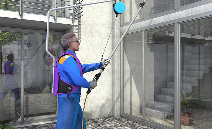 Ein Mann bei der Fassadenreinigung: Er nutzt ein Rucksacksystem mit wasserführender Teleskopstange.