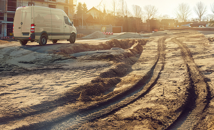 Fahrspuren eines Transporters auf einer Baustelle. 