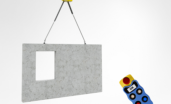Ein Balancer hebt eine große vorgefertigte Betonwand mit rechteckiger Öffnung an zwei Ketten an. Rechts im Bild schwebt eine kabellose Steuerung mit Drucktasten und Display.