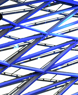 Eine Person ist Schutzausrüstung gegen Absturz (PSAgA) in der Höhe gesichert. 