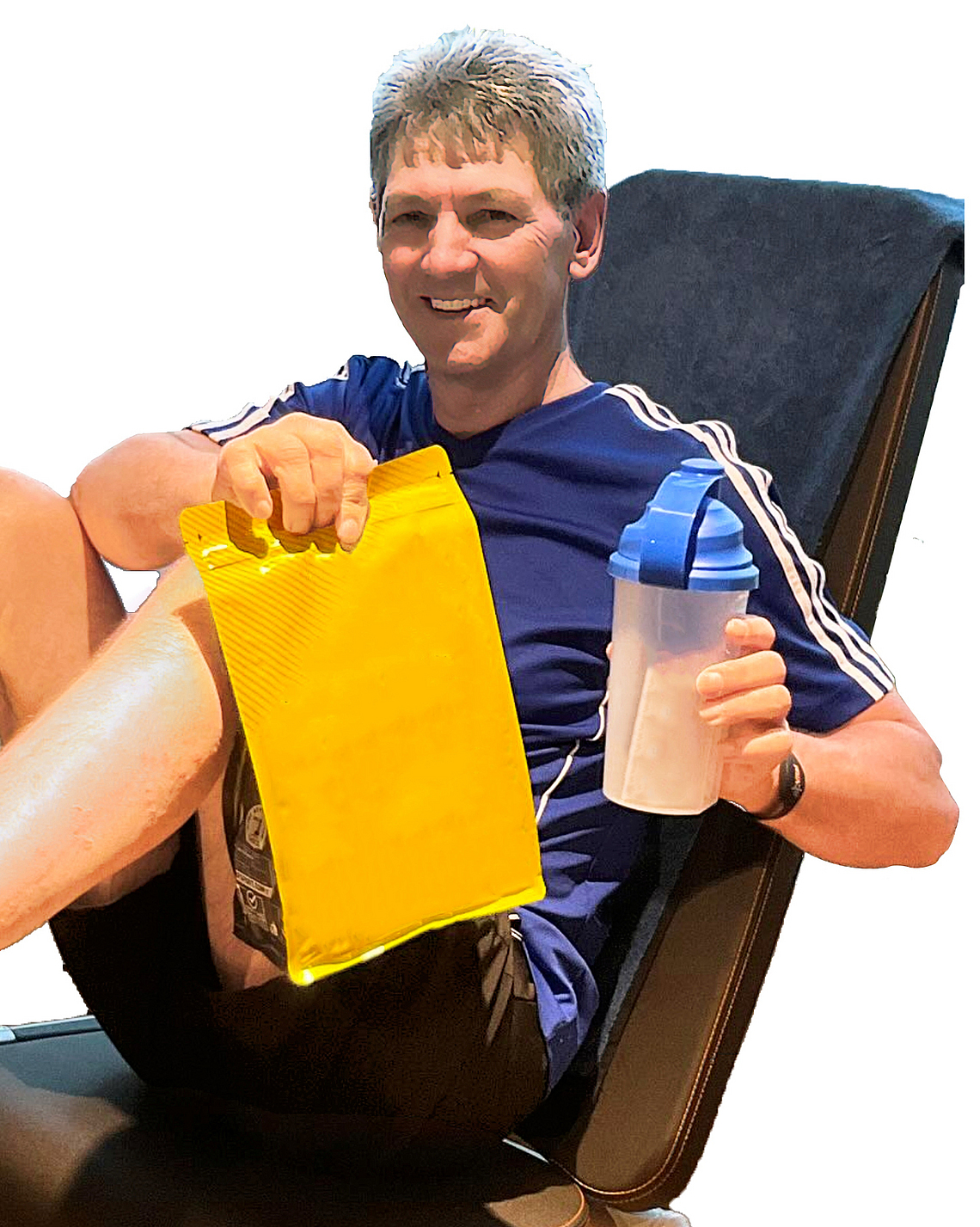 Alexander Klein auf der Trainingsbank. In einer Hand hält er einen Beutel Proteinpulver und in der anderen Hand eine Trinkflasche. 