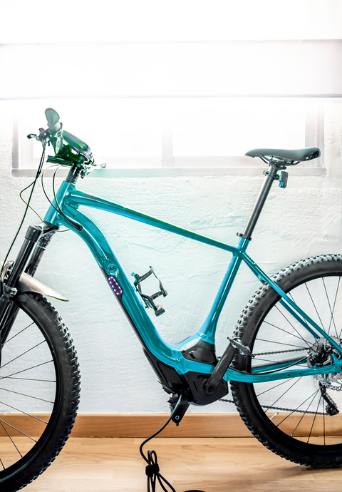 E-Bike-Akku lädt an einer Ladestation. 