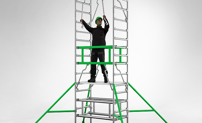 Eine Person steht auf einem mobilen Ein-Personen-Gerüst.