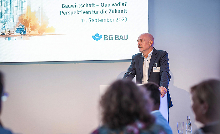 Staatssekretär Dr. Rolf Bösinger beim Symposium der BG BAU „Bauwirtschaft – Quo vadis? Perspektiven für die Zukunft“ am 11. September 2023
