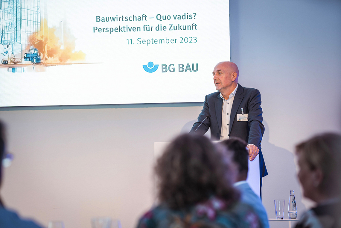 Staatssekretär Dr. Rolf Bösinger beim Symposium der BG BAU „Bauwirtschaft – Quo vadis? Perspektiven für die Zukunft“ am 11. September 2023
