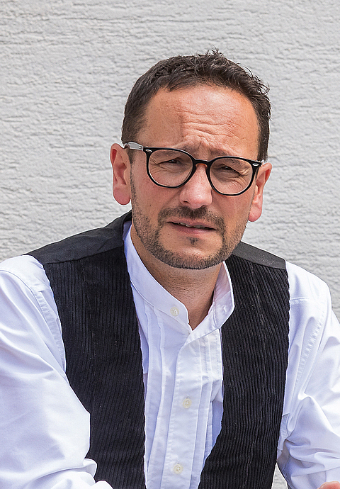 Porträtfoto André Büschkes in Zimmermannskleidung 