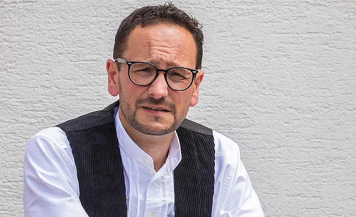 Porträtfoto André Büschkes in Zimmermannskleidung 