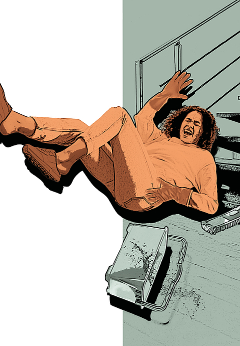 Eine Gebäudereinigerin stürzt eine Treppe herab. 