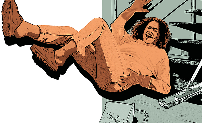 Eine Gebäudereinigerin stürzt eine Treppe herab.