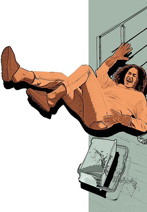 Eine Gebäudereinigerin stürzt eine Treppe herab. 