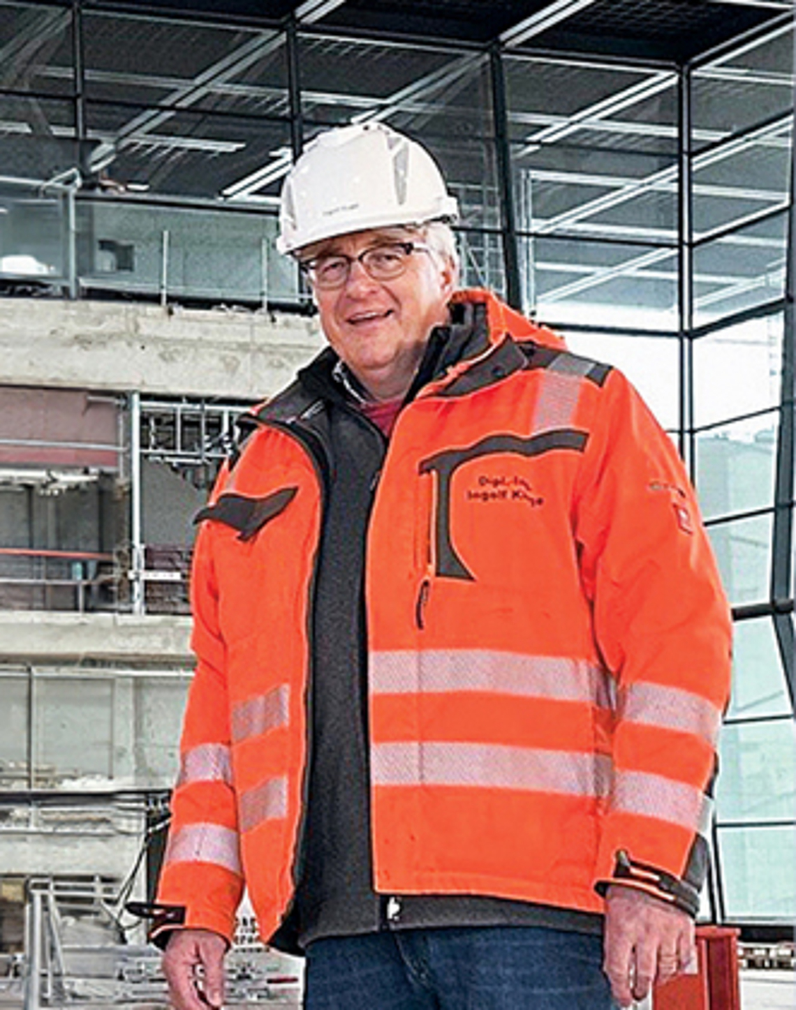 Der Sicherheitskoordinator Ingolf Kluge steht auf einer Baustelle.
