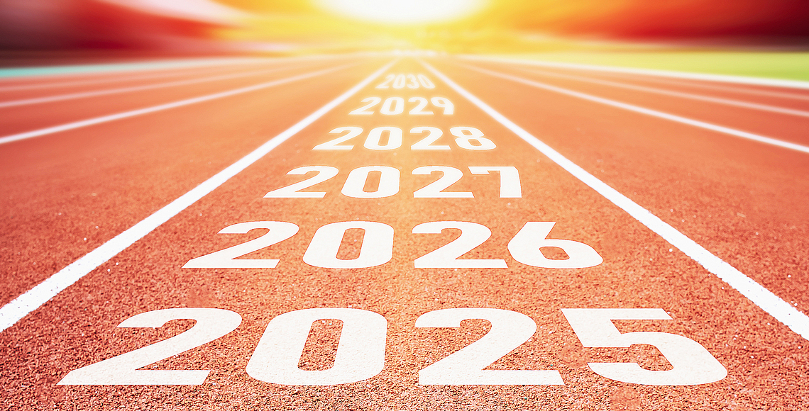 Auf einer Kunststoffbahn (Tartanbahn) stehen die Zahlen 2023, 2024, 2025, 2026, 2027, 2028 und 2029. 