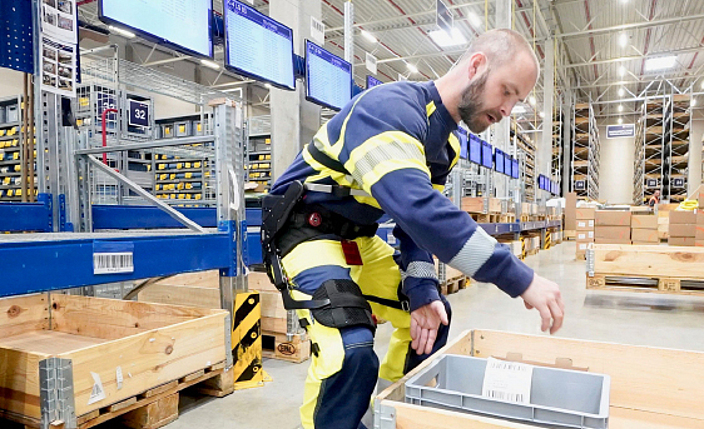 Titelbild der DGUV Information 208-062 Mensch und Arbeitsplatz - Auswahl und Einsatz von Exoskeletten.