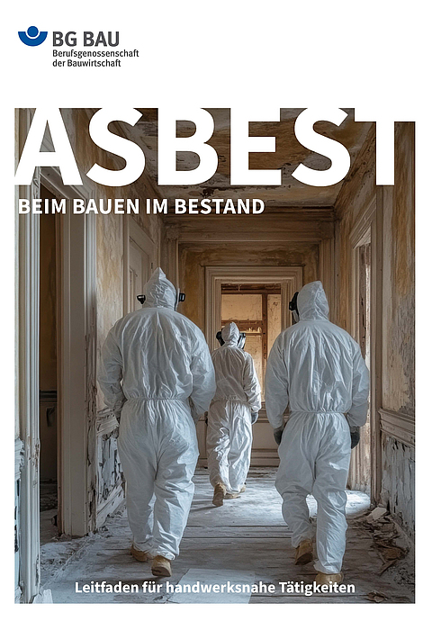 Titelbild des Leifadens „Asbest“ der BG BAU: Drei Personen in Schutzanzügen laufen durch ein Gebäude, in dem Asbest verbaut wurde. 