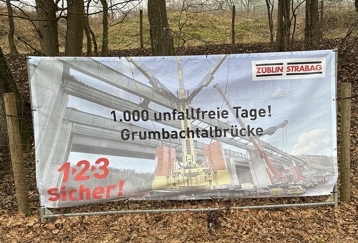 Baustellenbanner mit der Aufschrift 1.000 Tage unfallfrei. 