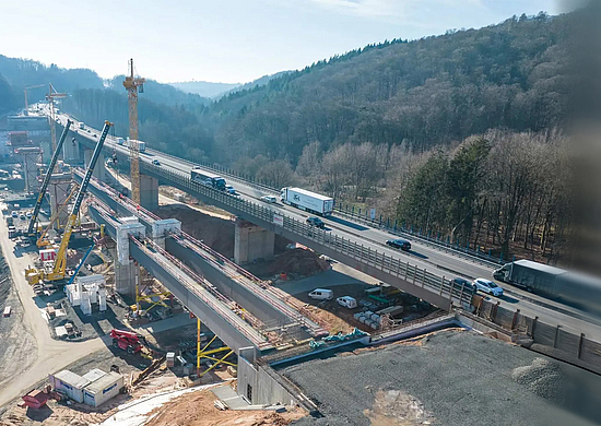 Vogelperspektive Autobahnbrücke Grumbachtal im Saarland. 