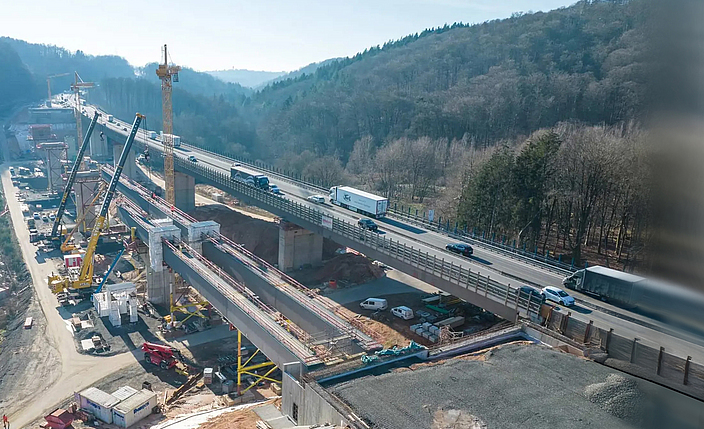 Vogelperspektive Autobahnbrücke Grumbachtal im Saarland. 