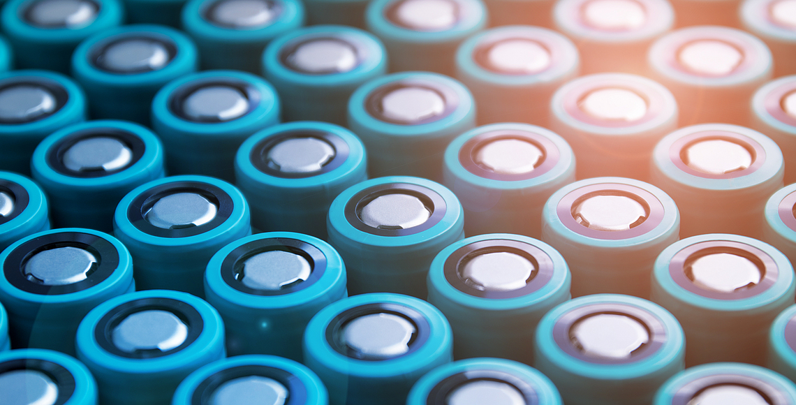 Blick von oben auf eine große Sammlung von Batterien. 