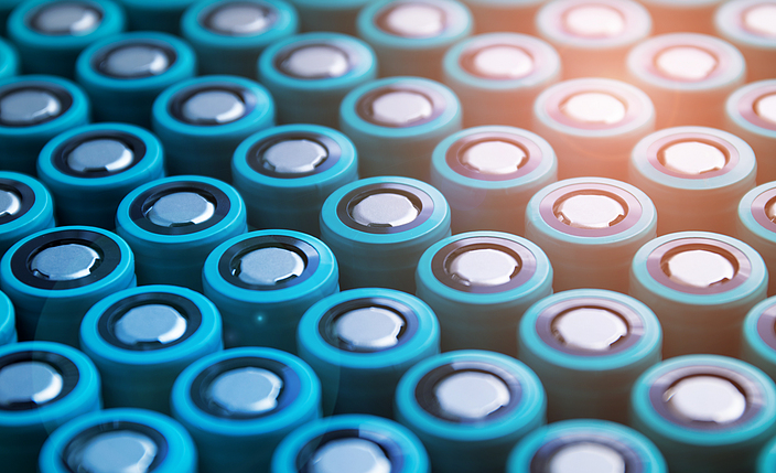 Blick von oben auf eine große Sammlung von Batterien.