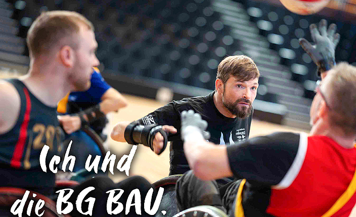 Versicherter Tobias Krämer beim Rollstuhlrugby spielt in einer Sporthalle. Auf dem Foto ist der Schriftzug „Ich und die BG BAU“ zu sehen.