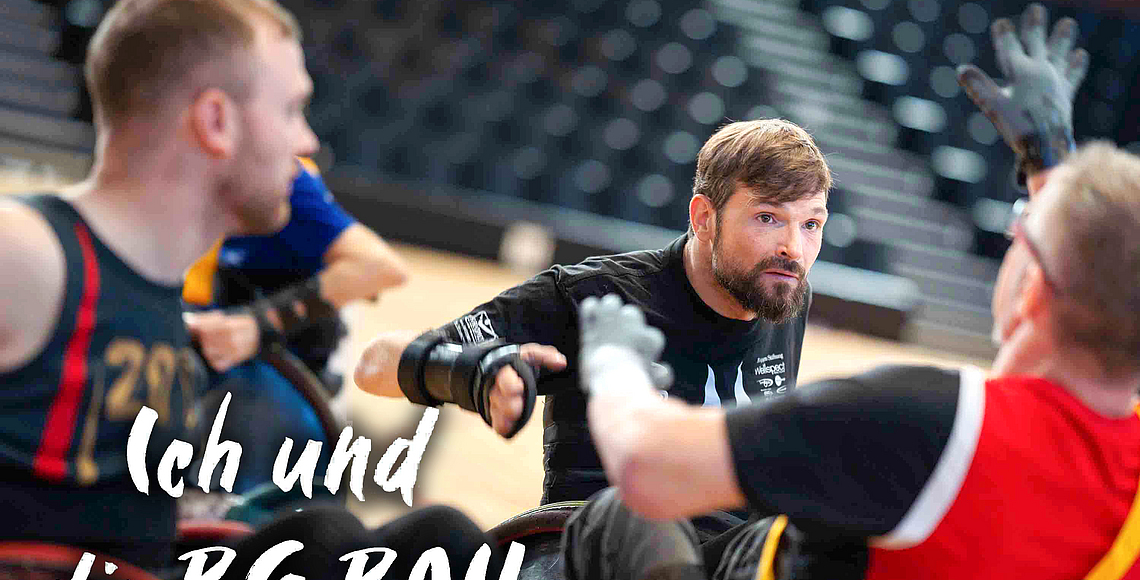 Versicherter Tobias Krämer beim Rollstuhlrugby spielt in einer Sporthalle. Auf dem Foto ist der Schriftzug „Ich und die BG BAU“ zu sehen. 