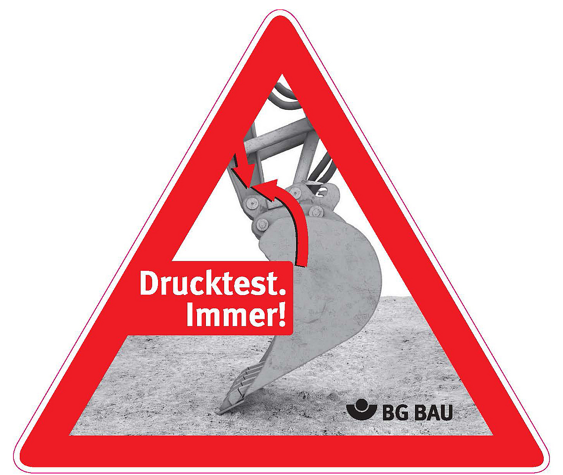 Aufkleber „Drucktest. Immer!“ beim Bagger. 