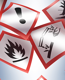 Abbildung verschiedener Kennzeichen für Gefahrstoffe. 