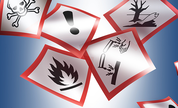 Abbildung verschiedener Kennzeichen für Gefahrstoffe.
