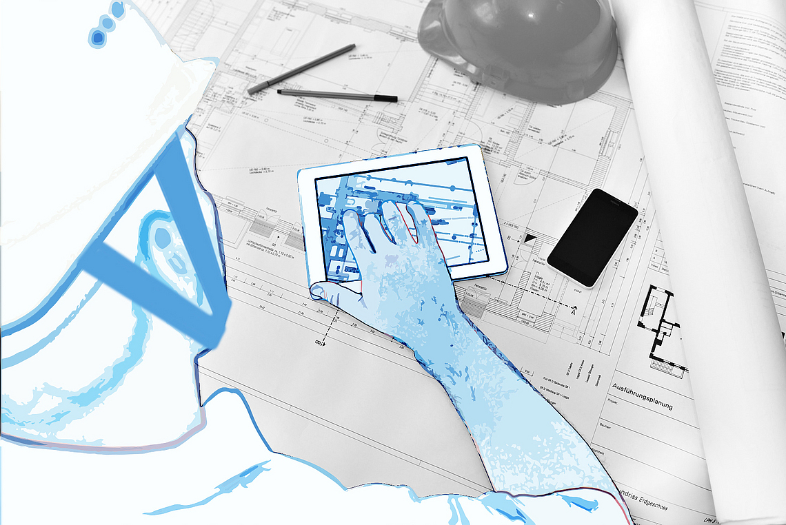 Illustrierter Bauarbeiter mit Schutzhelm, der an einem Bauplan arbeitet. Dieser liegt in Papierform und digital auf einem Tablet auf einem Tisch.
