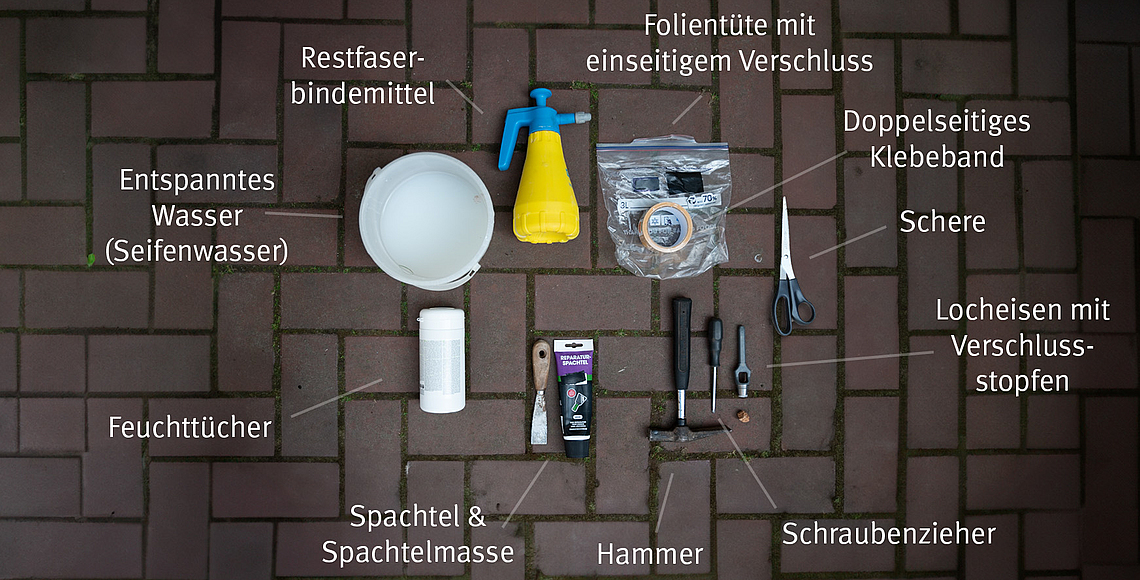 Für eine Probenentnahme mithilfe des BT 31 Verfahren werden rund zehn Arbeitsmittel benötigt. Zentral für die Ausrüstung sind ein Locheisen und eine Stanzschleuse, die fertig gekauft oder auch selbst hergestellt werden kann. 