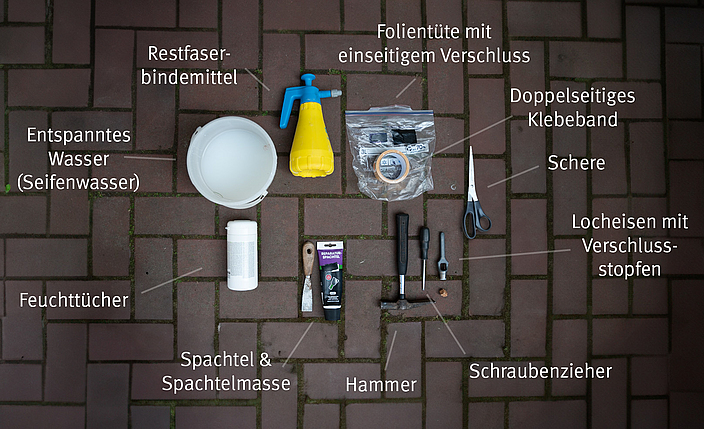 Für eine Probenentnahme mithilfe des BT 31 Verfahren werden rund zehn Arbeitsmittel benötigt. Zentral für die Ausrüstung sind ein Locheisen und eine Stanzschleuse, die fertig gekauft oder auch selbst hergestellt werden kann.