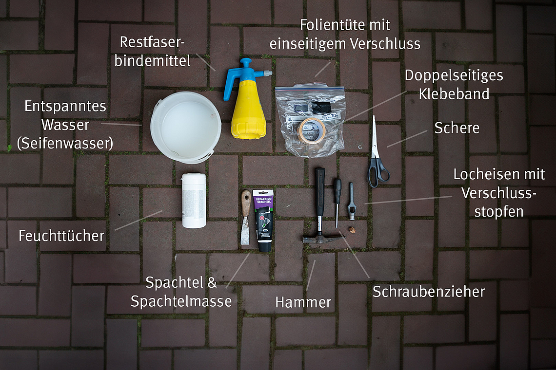 Für eine Probenentnahme mithilfe des BT 31 Verfahren werden rund zehn Arbeitsmittel benötigt. Zentral für die Ausrüstung sind ein Locheisen und eine Stanzschleuse, die fertig gekauft oder auch selbst hergestellt werden kann. 