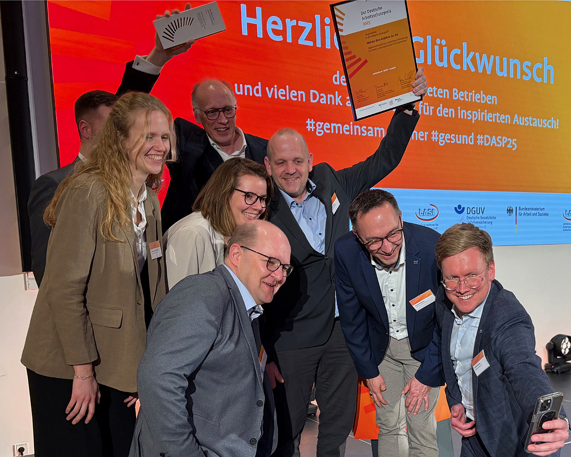Gruppenbild mit den Preisträgerinnen und Preisträgern des Deutschen Arbeitsschutzpreises 2025. 