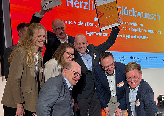 Gruppenbild mit den Preisträgerinnen und Preisträgern des Deutschen Arbeitsschutzpreises 2025. 
