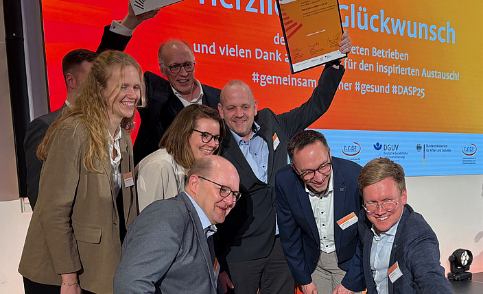 Gruppenbild mit den Preisträgerinnen und Preisträgern des Deutschen Arbeitsschutzpreises 2025. 