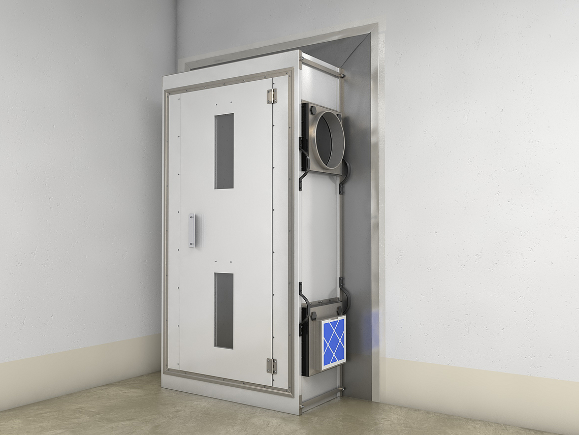 Eine Staubschutztür in faltbarer Ausführung steht in einer Ecke eines Raumes. Sie ist in Kombination mit einem Luftreiniger eingesetzt.
